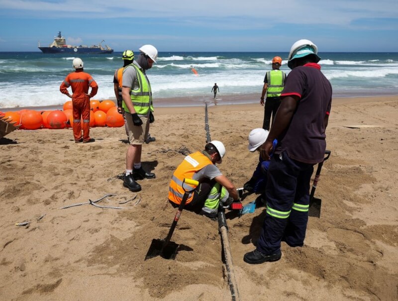 圖為今年2月，工人在南非阿曼及姆托提海岸架設海底電纜。（路透社）