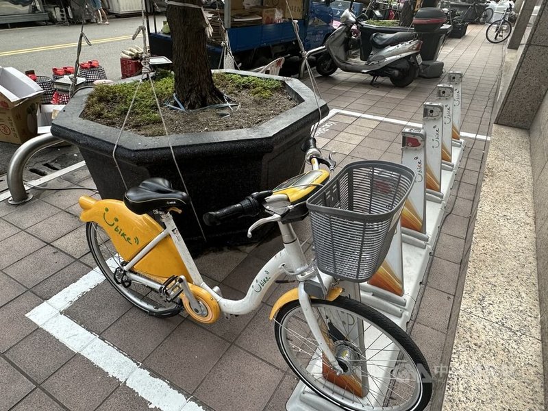 台中市后里區農會外一處iBike站，停車格內放置大盆栽擋住車柱，導致民眾無法順利借還車。中央社記者趙麗妍攝  112年10月27日