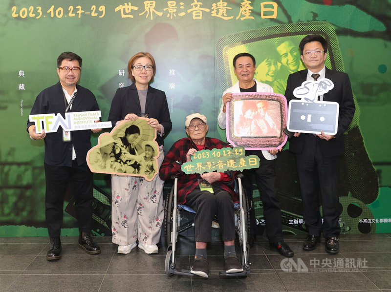 「世界影音遺產日年度修復成果發表暨感謝儀式」27日在國家電影及視聽文化中心舉行,國家影視聽中心董事長褚明仁(左起)、文化部次長王時思、資深導演林福地、演員蔡振南及國家影視聽中心執行長李智仁出席合影。中央社記者謝佳璋攝 112年10月27日