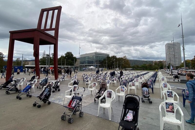 示威人士26日在瑞士日內瓦的聯合國辦事處外擺設200多張空椅和空嬰兒車，以吸引世人關注遭到巴勒斯坦伊斯蘭主義組織哈瑪斯從以色列綁架的人質。（路透社）