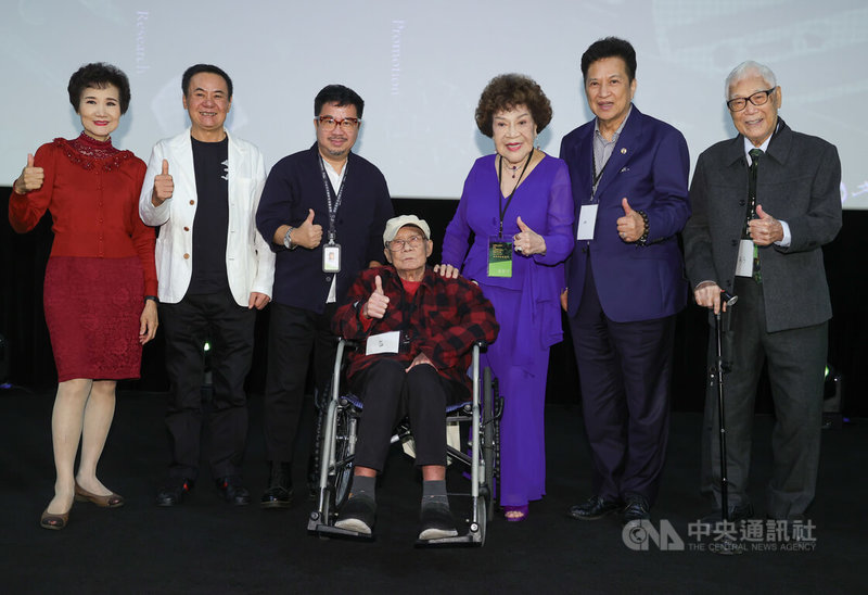 國家電影及視聽文化中心「2023世界影音遺產日年度修復成果發表暨感謝儀式」27日下午舉行,資深藝人吳靜嫻(左起)、蔡振南、國家影視聽中心董事長褚明仁、導演林福地、製作人周遊、導演李朝永、攝影師林贊庭出席合影。中央社記者謝佳璋攝 112年10月27日