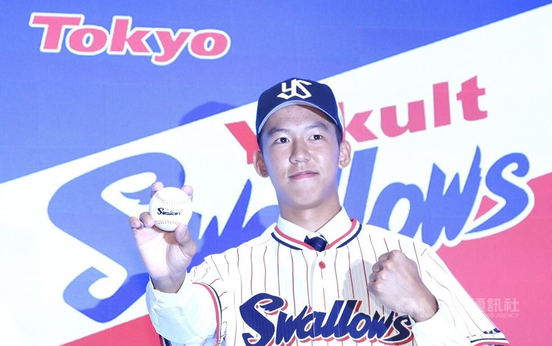 鶯歌工商17歲台日混血投手徐翔聖(圖)26日在日本職棒育成選秀會獲東京養樂多燕子隊指名,27日養樂多隊特別舉行記者會表示,未來若與徐翔聖順利簽約,目標2026年可以上到一軍。中央社記者張新偉攝 112年10月27日