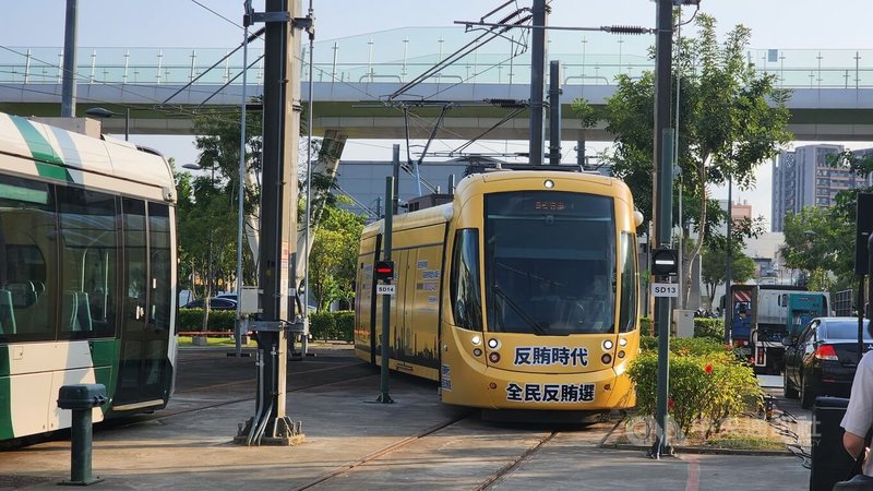 高雄地檢署27日和高市捷運局、高捷公司舉辦反賄輕軌記者會,象徵齊心反賄、全面出擊的特製主題輕軌列車亮相,設計版面不只在車身外,還包含車廂內整合式規劃。中央社記者洪學廣攝 112年10月27日