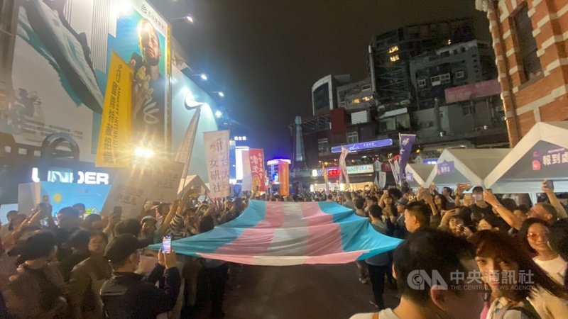 第5屆台灣跨性別遊行27日晚間在台北西門町紅樓廣場登場，遊行隊伍由跨性別旗領軍，高喊「相挺跨性別、性別更多元」等口號。中央社記者吳欣紜攝 112年10月27日