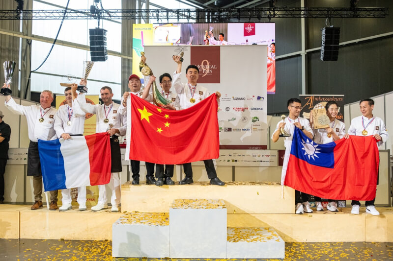 台灣隊25日拿下第9屆世界麵包大賽季軍，冠軍為中國隊，第二名則為地主法國隊。中華民國國旗與中國國旗罕見在國際賽事上並列。（圖取自facebook.com/ambassadeursdupain）