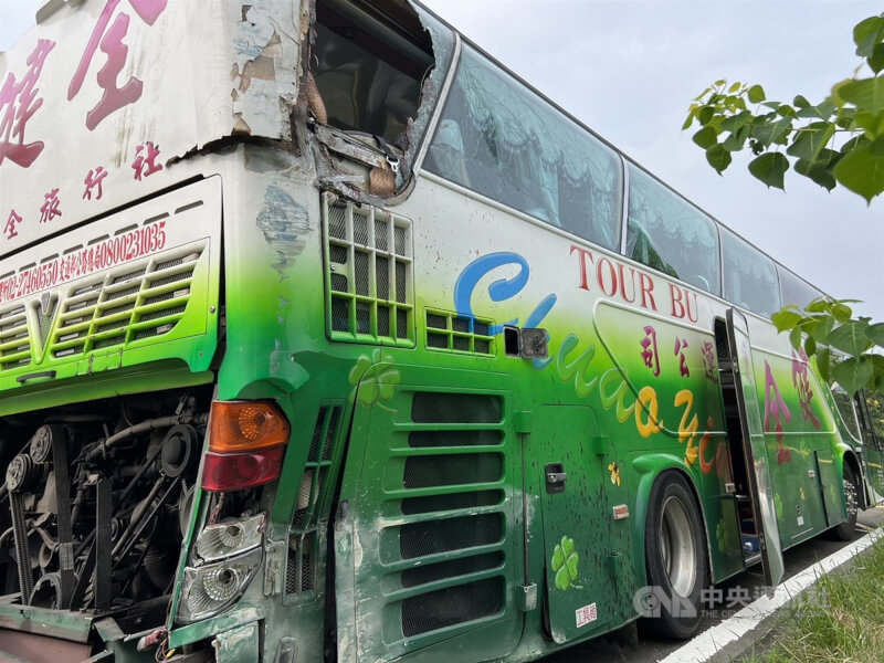 國道3號南下雲林斗六段21日發生遊覽車與自小客碰撞事故，遊覽車尾受到撞擊，此處車窗破了個大洞。（中央社檔案照片）