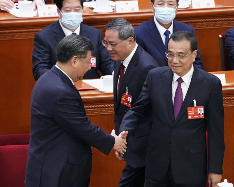 中國國務院總理李克強（前右）3月在人民大會堂做最後一次總理報告，席間和中國領導人習近平（前左）握手。（共同社）