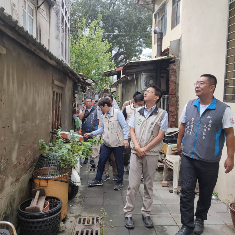 疾管署副署長羅一鈞（右2）6日前往台南中西區視察登革熱防治作業。（台南市政府提供）