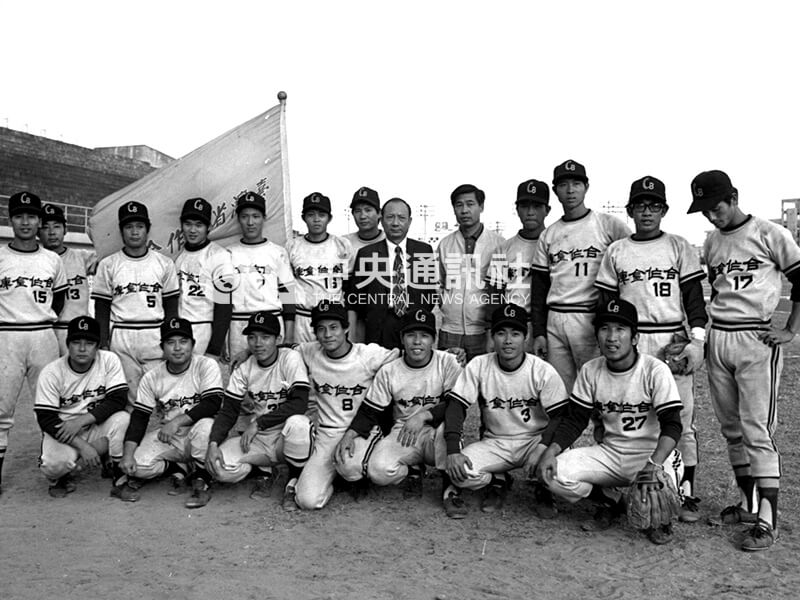 第一屆世界業餘棒球錦標賽中華代表隊選拔，冠軍隊伍合庫隊合影。（中央社檔案照片）