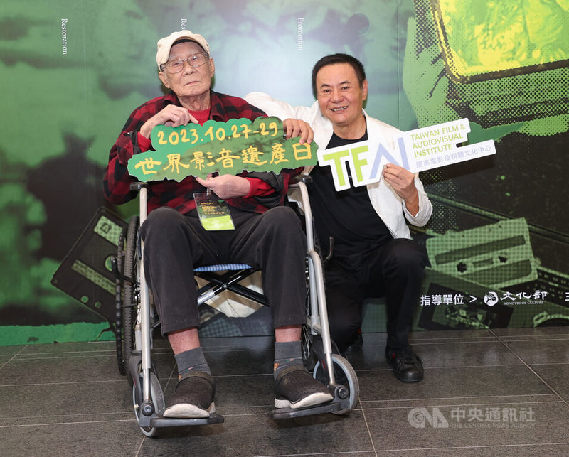 世界影音遺產日年度修復成果發表暨感謝儀式27日在國家電影及視聽文化中心登場,導演林福地(左)、演員蔡振南(右)出席合影。中央社記者謝佳璋攝 112年10月27日