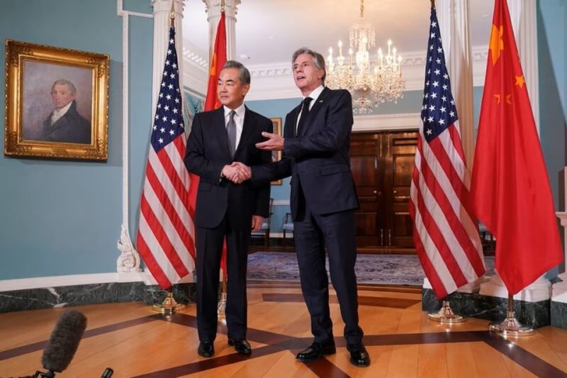 美國國務卿布林肯（右）與中共中央政治局委員兼外交部長王毅（左）26日會談。（路透社）
