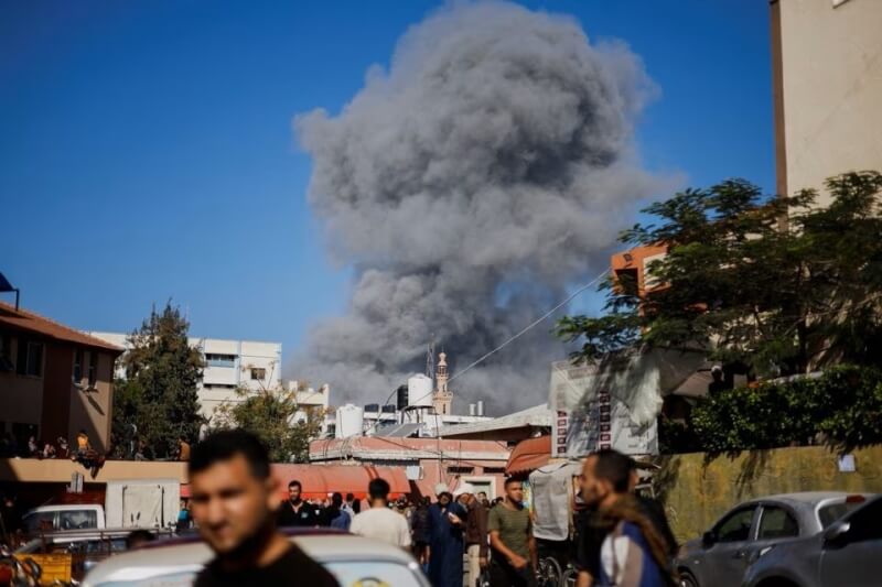 加薩地區26日受以色列攻擊升起濃煙。（路透社）