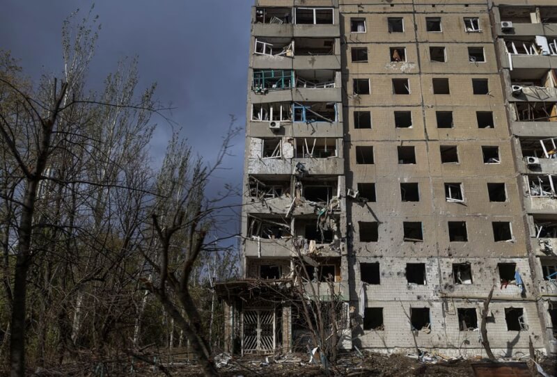 烏克蘭阿夫迪夫卡鎮一棟建築17日遭俄羅斯砲火襲擊受損。（路透社）