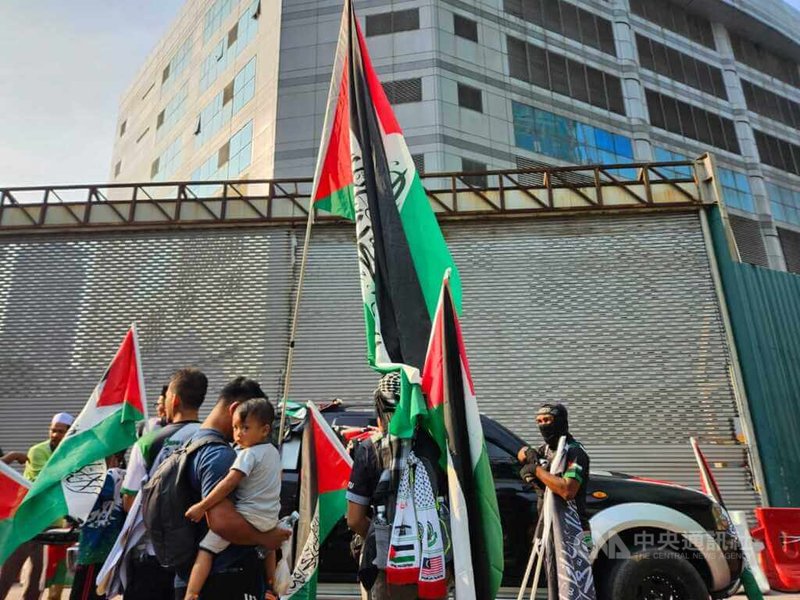 馬來西亞民間社團28日集會力挺巴勒斯坦，參加集會的民眾高舉巴勒斯坦國旗，抗議以色列持續圍困加薩。中央社記者黃自強吉隆坡攝 112年10月28日