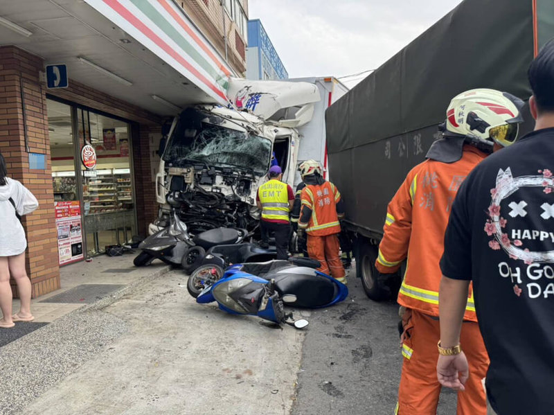 桃園市大園區27日發生大貨車直行時撞上要左轉的曳引車，大貨車失控撞向路旁停放的車輛和轉角超商，警方表示，經實施酒測，大貨車駕駛酒測值超標，詳細肇事原因待後續調查釐清。（警方提供）中央社記者葉臻傳真  112年10月28日