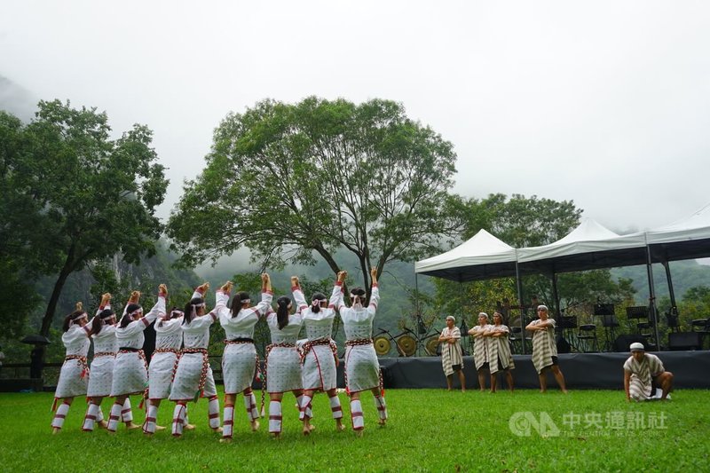 太魯閣國家公園舉辦峽谷音樂節28日在太魯閣台地登場，今年主打節能減碳，舞台沒有背板、天幕帳，讓表演者跟後面山景結合。中央社記者張祈攝  112年10月28日