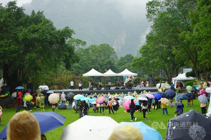 太魯閣國家公園舉辦峽谷音樂節28日在太魯閣台地登場，即便天氣不佳飄起陣陣細雨，許多民眾仍不畏雨勢，穿著雨衣、撐著雨傘，在雨中欣賞演出。中央社記者張祈攝  112年10月28日