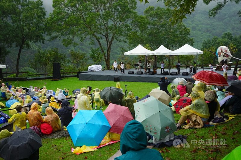 太魯閣國家公園舉辦峽谷音樂節28日在太魯閣台地登場，表演團體峽谷樂舞團帶來太魯閣族傳統樂舞。中央社記者張祈攝  112年10月28日