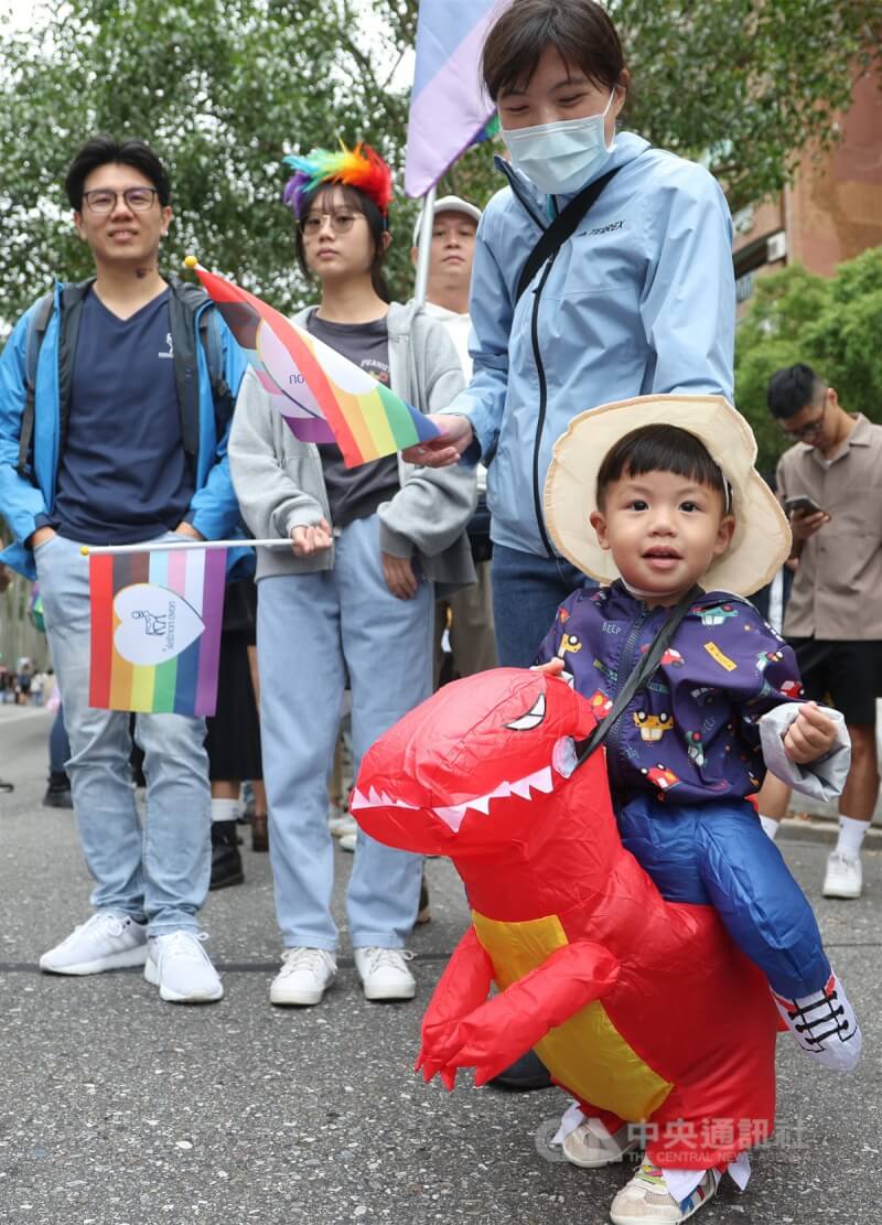 2023台灣同志遊行28日下午在北市府廣場登場，主題為與多元同行，現場也有大朋友特別帶著家中小朋友變裝參與，表達對活動理念的支持。中央社記者張新偉攝 112年10月28日