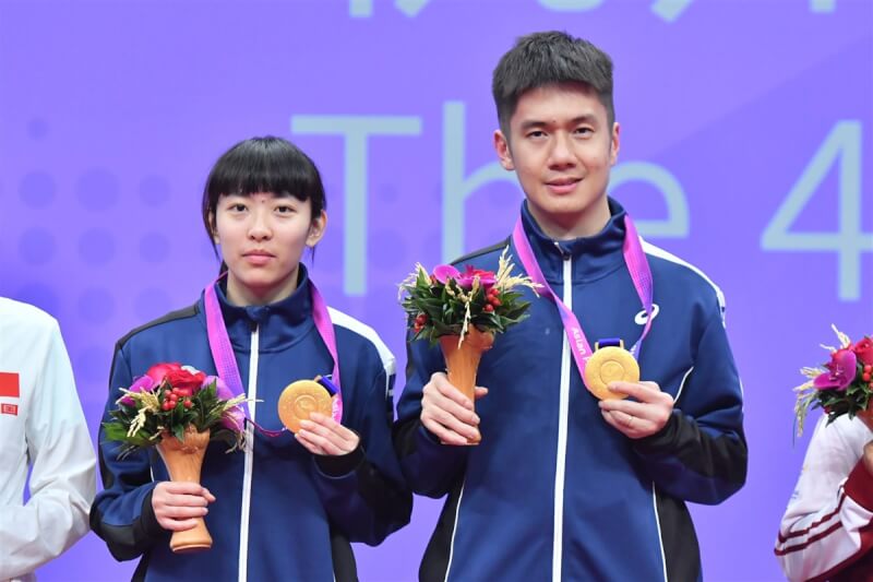 杭州亞帕運桌球混雙林姿妤（左）、林駿梃（右）拿下本屆台灣亞帕運代表團第4金。（體育署提供）