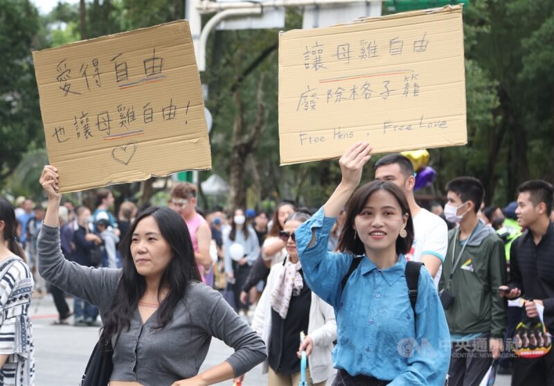 一年一度的台灣同志遊行已邁入第21屆，28日在北市府前廣場舉行，許多參與遊行民眾手持寫有看法訴求的看板，也有民眾特別為母雞爭取權益，呼籲廢除格子籠。中央社記者張新偉攝 112年10月28日