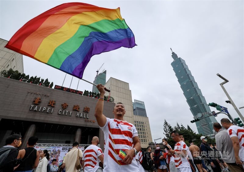 台灣同志遊行28日在台北市政府前登場，民眾中午開始在市府廣場集合，並揮舞彩虹旗為活動拉開序幕。中央社記者裴禛攝　112年10月28日
