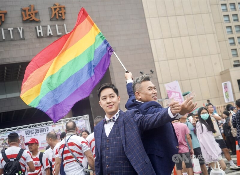 台灣同志遊行28日在台北市政府前登場，1對同婚伴侶在市府廣場拍攝婚紗照紀念。中央社記者裴禛攝　112年10月28日