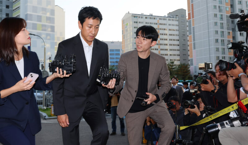 韓國演員李善均（左2）離世，享年48歲。圖為李善均10月28日因涉嫌吸毒前往警局接受調查。（韓聯社）