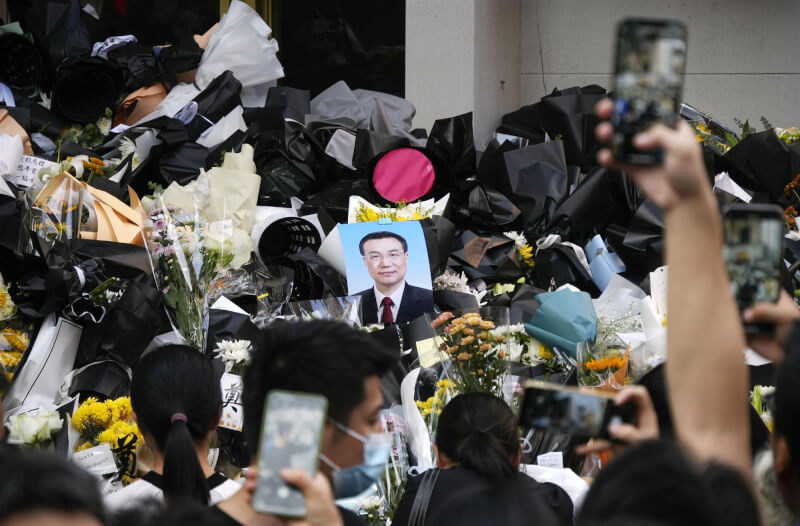 中國前國務院總理李克強27日在上海去世後，位於安徽合肥的故居出現絡繹不絕的悼念人潮。（共同社）