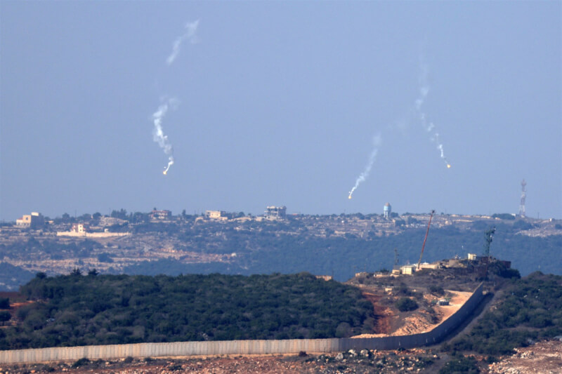 圖為28日以色列北部朝黎巴嫩南部發射照明彈。（法新社）