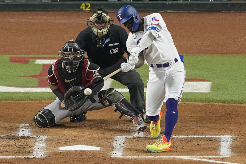 MLB世界大賽首戰，遊騎兵的賈西亞（右1）在1局下敲安，打回球隊的第2分，之後又在延長賽以再見全壘打，率隊搶下首勝。（美聯社）