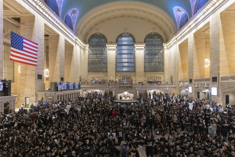 抗議人士27日湧入紐約中央車站要求以色列與哈瑪斯停火。（美聯社）