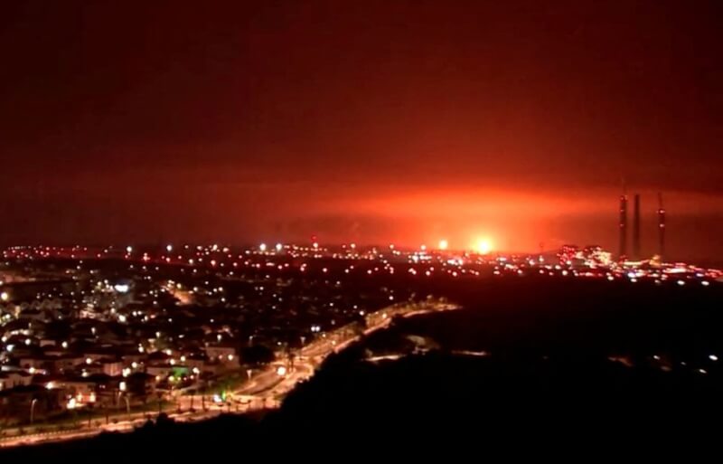 以色列與加薩走廊邊界27日晚間可見爆炸火光。（路透社）