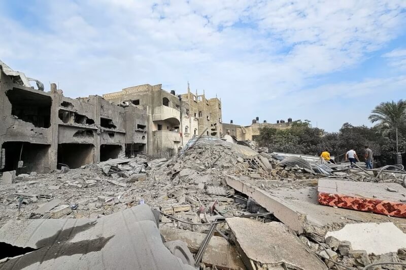 巴勒斯坦民眾27日察看加薩走廊北部遭以色列空襲毀壞的建物。（路透社）