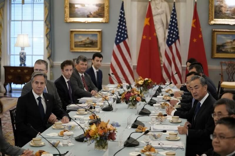 美國國務卿布林肯（左1）27日在華府會晤中國外交部長王毅（右4）。（路透社）