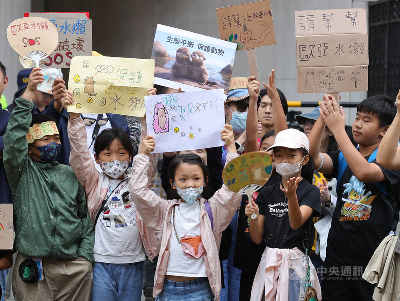 由民間發起的第一屆「為野生動物而走」遊行29日下午在立法院群賢樓前舉行，現場有小朋友手持自製標語，以行動號召各界關心生態環境和歐亞水獺保育議題。中央社記者謝佳璋攝　112年10月29日