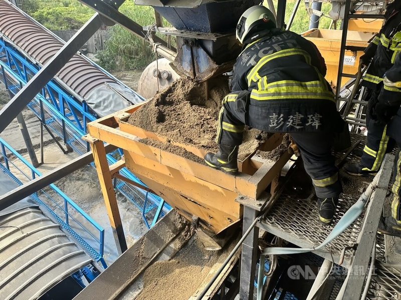 李姓工程行業者29日到台中市清水區1家砂石場進行混凝土隔艙維修作業，卻突然遭大量落下砂石掩埋，消防人員獲報到場將失去生命跡象的李男搶救出，所幸送醫後已恢復呼吸心跳。（翻攝照片）中央社記者蘇木春傳真  112年10月29日