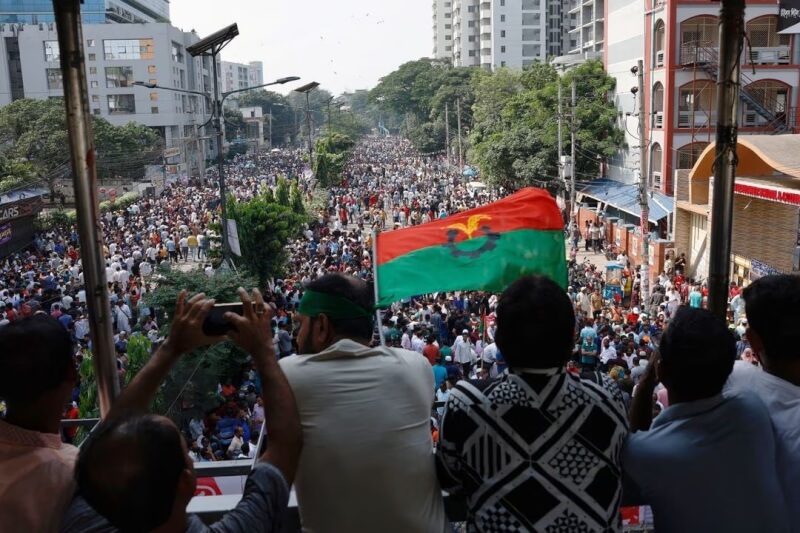 孟加拉兩大反對黨超過10萬名支持者28日走上達卡街頭，要求總理哈希納下台。（路透社）