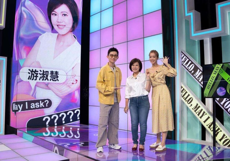 全新訪談節目「哈囉!你給問嗎?」將於30日首播,主持人視網膜(左)、李霈瑜(大霈)(右)與來賓國民黨台北市議員游淑慧(中)合影。(公視提供)中央社記者葉冠吟傳真 112年10月29日