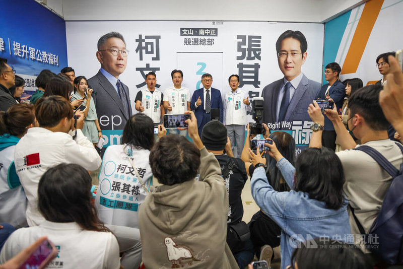 民眾黨總統參選人柯文哲（右2）29日上午出席尋求連任的民眾黨立委張其祿（右1）競選總部成立大會，人潮擠爆狹窄的空間。中央社記者游凱翔攝 112年10月29日