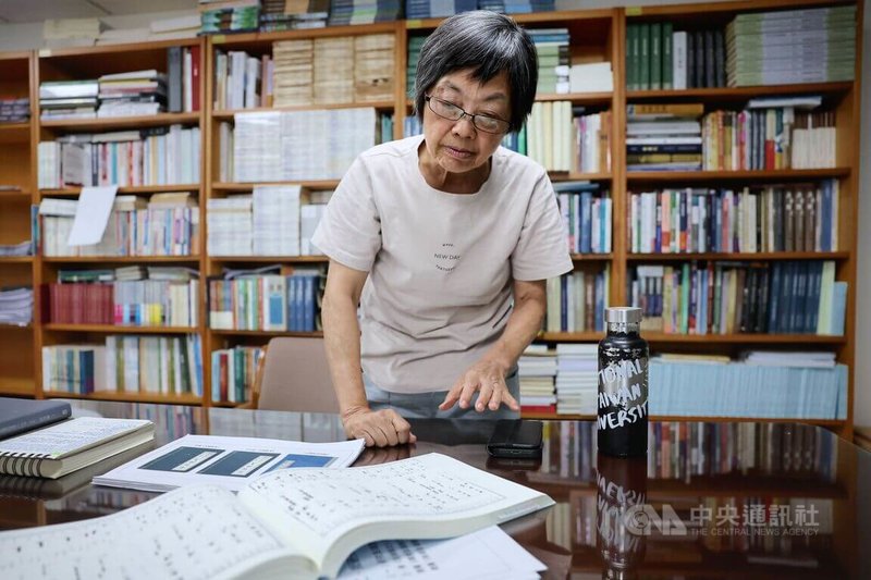 中研院特聘研究員許雪姬投入台灣史研究逾40年，致力於史料數位典藏工作，桌上一大本書籍，裡面全是「旅券」記載，這一筆筆資料最初都是由許雪姬親自到日本抄寫所得。中央社記者王飛華攝 112年10月29日