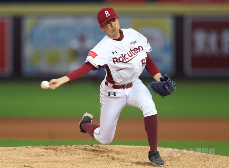 中華職棒季後挑戰賽首戰樂天桃猿奪勝,29日在主場桃園棒球場進行第2戰,桃猿隊派出黃子鵬擔任先發投手出戰統一獅。中央社記者張新偉攝 112年10月29日