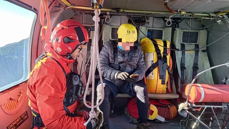 7人登山隊伍攀登奇萊山，45歲朱姓男子右膝扭傷腫脹無法行走，向警消求援，29日上午天氣好轉，空勤黑鷹直升機成功執行任務，將患者吊掛上機，於花蓮德興棒球場落地，交由消防局救護車送醫。（空勤總隊第一大隊第三隊提供）中央社記者李先鳳傳真  112年10月29日