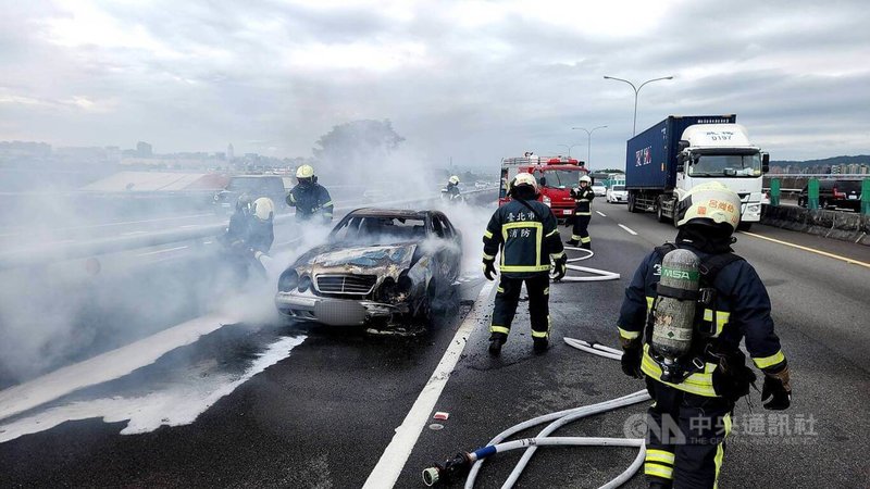 台北市消防局29日中午獲報國道1號北向19.4公里、內湖路段發生火燒車，立即派員並轉知國道警察協助，經查女駕駛已先行下車、無傷亡。（翻攝照片）中央社記者黃麗芸傳真  112年10月29日