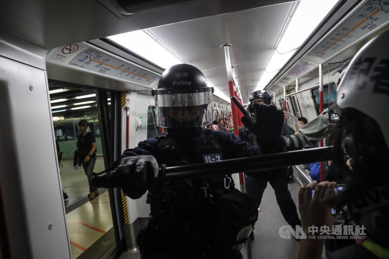 圖為2019年9月香港反送中運動延燒，港警進入地鐵站盤查市民。（中央社檔案照片）