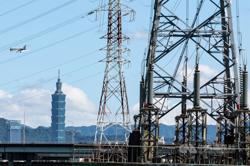 圖為台北市區高壓電塔。（中央社檔案照片）