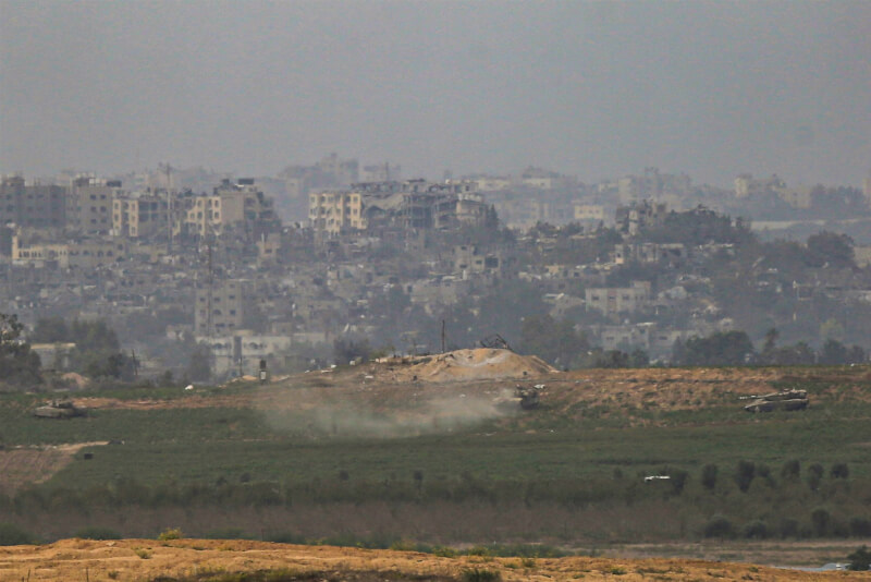以色列坦克29日部署在加薩邊境史德洛特的農田。（安納杜魯新聞社）