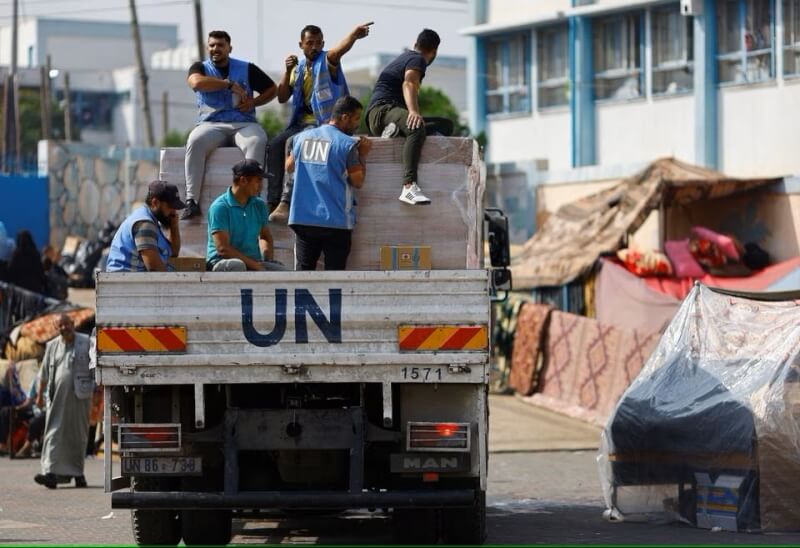 圖為23日聯合國工作人員在加薩走廊南部分發援助物資。（路透社）
