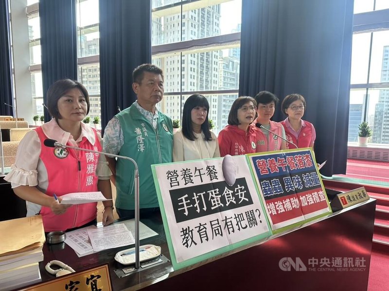 民進黨台中市議員謝家宜（左3）等人30日在台中市議會質詢指出，台中市學校營養午餐禁用液態蛋，手打蛋液遭沙門氏菌污染風險高，要求控管品質。中央社記者趙麗妍攝  112年10月30日