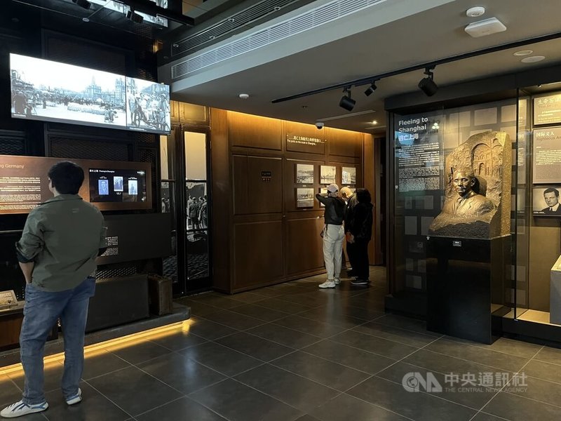 上海猶太難民紀念館位於上海市虹口區，館內介紹二戰期間猶太人避難上海歷史。近來以巴衝突戰事升級，部分民眾坦言因此對於猶太歷史有了關注，於是走訪紀念館。圖攝於10月21日，為參觀者於館內參觀畫面。中央社記者李雅雯上海攝  112年10月30日